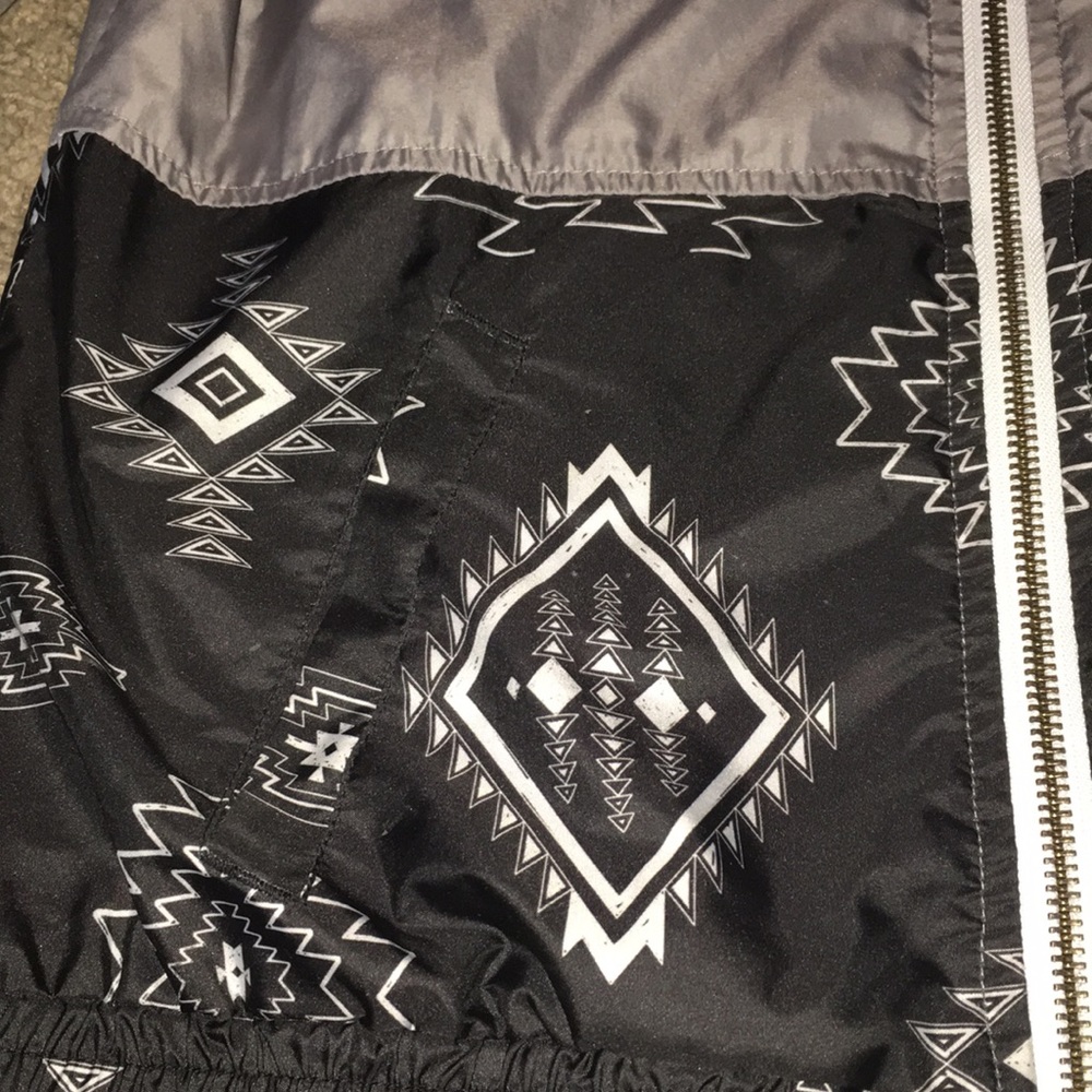 windbreaker - Picture 3 of 4